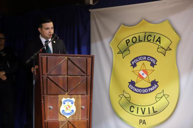 O governador Helder Barbalho participou na manhã desta terça-feira (22), na sede da delegacia geral, da cerimônia de posse do novo delegado geral da Polícia Civil do Pará, Alberto Teixeira, e da nova diretoria do órgão. Vários secretários e autoridades também marcaram presença no evento. Na ocasião, o governador destacou a importância da Polícia Civil para o enfrentamento e combate à violência no Pará. O governador falou da dificuldade de enfrentamento do crime, mas ressaltou não medirá esforços para o combate a criminalidade. Na foto, o novo delegado geral da Polícia Civil do Pará, Alberto Teixeira.

FOTO: AG. PARÁ
DATA: 22.01.2019
BELÉM - PARÁ <div class='credito_fotos'>Foto: Agência Pará   |   <a href='/midias/2019/originais/b81d504c-6423-484c-a0af-350c5854a833.jpg' download><i class='fa-solid fa-download'></i> Download</a></div>