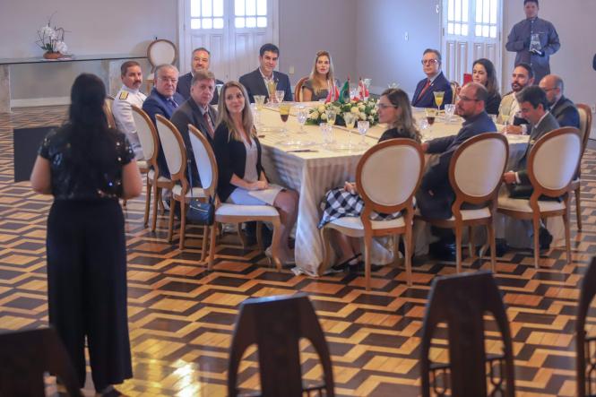 Possíveis parcerias entre os governos do Pará e do Canadá, sobretudo na área de logística, foram tratadas pelo governador Helder Barbalho com o embaixador canadense, Riccardo Savonne, no início da tarde desta segunda-feira (15), no Palácio do Governo, em Belém. Em visita oficial ao Pará, o embaixador foi recebido pelo governador, acompanhado da primeira-dama, Daniela Barbalho; do vice-governador, Lúcio Vale, e sua esposa, Andrea Vale.

FOTO: MARCO SANTOS / AGÊNCIA PARÁ
DATA: 15.04.2019
BELÉM - PA <div class='credito_fotos'>Foto: Marco Santos / Ag. Pará   |   <a href='/midias/2019/originais/b8249041-f4a7-4e2c-91c2-614290e275fc.jpg' download><i class='fa-solid fa-download'></i> Download</a></div>