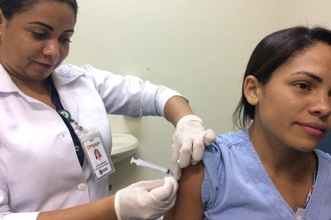 Mais de 350 colaboradores do Hospital Regional do Sudeste do Pará – Dr. Geraldo Veloso (HRSP), gerenciado pela Pró-Saúde Associação Beneficente de Assistência Social e Hospitalar, em Marabá (PA), participaram da campanha de vacinação contra a Influenza nos dias 14 e 15 de maio. 

FOTO: ASCOM / HRSP
DATA: 16.05.2019
MARABÁ - PARÁ <div class='credito_fotos'>Foto: ASCOM HRSP   |   <a href='/midias/2019/originais/b854f421-dd5f-46a3-8960-7ec0fadc369c.jpg' download><i class='fa-solid fa-download'></i> Download</a></div>