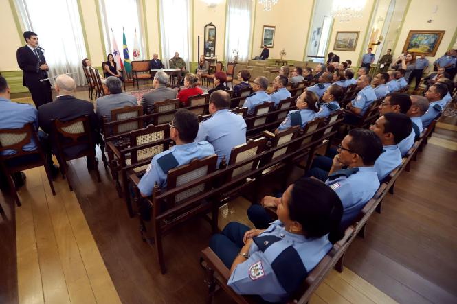O governador do Estado, Helder Barbalho, e o comandante geral da Polícia Militar, coronel Dilson Júnior, receberam, no início da tarde desta segunda-feira (18), na sede do Tribunal de Justiça do Pará (TJPA), 110 policiais militares que estavam na reserva da corporação e, que, a partir de agora, foram reconvocados e ficarão à disposição do Judiciário.

FOTO: MARCO SANTOS / AGÊNCIA PARÁ
DATA: 18.02.2019
BELÉM - PA <div class='credito_fotos'>Foto: Marco Santos / Ag. Pará   |   <a href='/midias/2019/originais/b8a78678-e5d3-41a4-9fa4-fcf1614e3b5b.jpg' download><i class='fa-solid fa-download'></i> Download</a></div>
