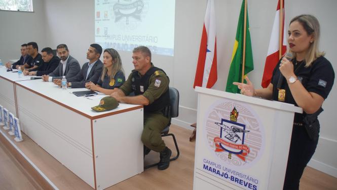 A Polícia Civil do Pará deu início, na terça-feira (12), em Breves, na Ilha do Marajó, ao projeto Academia Itinerante que leva, aos policiais civis da região, treinamentos e cursos de capacitação visando o aperfeiçoamento profissional dos agentes de segurança pública. A cidade de Breves, sede da região do Marajó Ocidental, é a primeira a receber o projeto que vai percorrer todas as regionais do interior do Pará.

FOTO: ASCOM / POLICIA CIVIL
DATA: 13.02.2019
BREVES - PARÁ <div class='credito_fotos'>Foto: Divulgação / Policia Civil - Pará   |   <a href='/midias/2019/originais/b8c60b5b-0e30-4870-b46c-d8fa448441ad.jpg' download><i class='fa-solid fa-download'></i> Download</a></div>