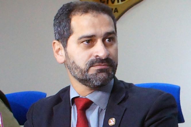 O Sistema de Segurança Pública do Pará divulgou na tarde desta sexta-feira (24), em entrevista coletiva em Belém, que as investigações realizadas pela Polícia Civil já desvendaram as 11 mortes ocorridas no bairro do Guamá, no último domingo (19). Oito pessoas estão envolvidas no crime, entre elas quatro policiais militares. Um dos militares foi preso hoje durante a Operação Kratos (na mitologia grega, um semideus que personifica a força e o poder), deflagrada pela Polícia Civil em parceria com a Polícia Militar, para cumprir mandados de prisão decretados pela Justiça. No final da tarde, outro policial militar acusado de envolvimento no crime se entregou na sede da Delegacia-Geral, em Belém.

FOTO: ASCOM / POLÍCIA CIVIL
DATA: 24.05.2019
BELÉM - PARÁ <div class='credito_fotos'>Foto: Ascom / Policia Civil   |   <a href='/midias/2019/originais/b8d169ff-78b6-4bf5-98ee-8f2802462992.jpg' download><i class='fa-solid fa-download'></i> Download</a></div>