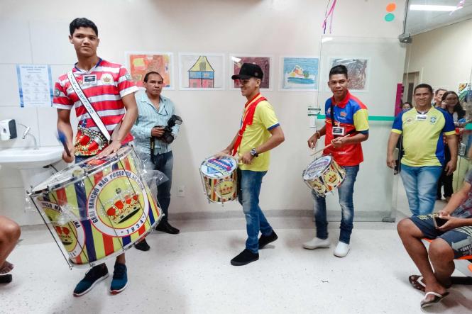 Crianças em tratamento oncológico, em Belém (PA), puderam dançar e se divertir no 3º Bailinho de Carnaval do Hospital Oncológico Infantil Octávio Lobo, que aconteceu nesta sexta-feira, 1/3, com a presença de integrantes da bateria da escola de samba Rancho Não Posso Me Amofiná. A festa aconteceu na brinquedoteca da Unidade, que é administrada pela Pró-Saúde Associação Beneficente de Assistência Social e Hospitalar, sob contrato com a Secretaria de Estado de Saúde Pública (Sespa).

FOTO: ASCOM / HPEG
DATA: 01.03.2019
BELÉM - PA <div class='credito_fotos'>Foto: ASCOM / HPEG   |   <a href='/midias/2019/originais/b8e8c0fe-33b4-4431-ada1-057b2da144fa.jpg' download><i class='fa-solid fa-download'></i> Download</a></div>