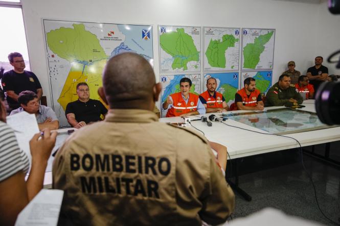 O governador Helder Barbalho e o vice-governador, Lúcio Vale, anunciaram, durante coletiva neste sábado (6), que o Estado não irá cessar as buscas pelas possíveis vítimas do acidente na ponte Rio Moju, a terceira da Alça Viária, até que elas sejam localizadas. Como medidas emergenciais para minimizar os impactos sofridos pela população, o chefe do Executivo estadual informou que serão construídas rampas, nos dois lados da ponte, para possibilitar o fluxo de balsas no local onde a a estrutura da ponte foi destruída após a colisão de uma balsa, na madrugada deste sábado (6). Serão recuperados ainda os portos do Arapari, em Barcarena, e o Porto Bannach, localizado na Avenida Bernardo Sayão, no bairro do Guamá, em Belém.

FOTO: FERNANDO ARAÚJO / AGÊNCIA PARÁ
DATA: 06.04.2019 <div class='credito_fotos'>Foto: Fernando Araújo/Ag. Pará   |   <a href='/midias/2019/originais/b9484a28-768f-4d7b-971f-5152d5f2b59a.jpg' download><i class='fa-solid fa-download'></i> Download</a></div>