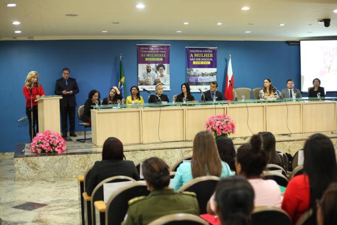O Governo do Estado, por meio da Secretaria de Justiça e Direitos Humanos, abriu a programação alusiva ao Dia da Mulher no Estado, com um seminário sobre feminicídio, no Fórum Cível de Belém, na manhã de hoje (1º).

FOTO: WAGNER ALMEIDA / ASCOM SEJUDH
DATA: 01.03.2019
BELÉM - PA <div class='credito_fotos'>Foto: Wagner Almeida/ Ascom Sejudh   |   <a href='/midias/2019/originais/b94c696c-1a8c-4b7b-8df4-a7f29d9bec94.jpg' download><i class='fa-solid fa-download'></i> Download</a></div>