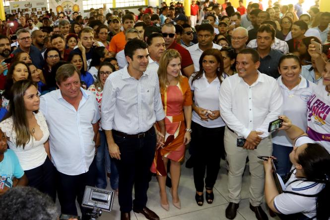 Seguindo agenda do programa "Governo por todo o Pará", o governador Helder Barbalho esteve, na manhã desta quarta-feira (3), em Parauapebas, distante cerca de 120 quilômetros de Marabá, atual sede administrativa do Estado. Ele participou da Ação de Cidadania promovida pelo ParáPaz, na Escola Municipal Nelson Mandela, no bairro Tropical, e visitou obras do Estado que estão em andamento no município, como a nova sede do ParáPaz e a Escola Estadual Irmã Dulce.

FOTO MARCO SANTOS / AGENCIA PARA
DATA 03.04.2019
PARAUAPEBAS - PARA <div class='credito_fotos'>Foto: Marco Santos / Ag. Pará   |   <a href='/midias/2019/originais/b964a79a-dbaa-4c09-933a-a3a0f75ed9b8.jpg' download><i class='fa-solid fa-download'></i> Download</a></div>