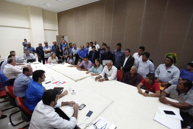 No segundo dia do Governo Por Todo o Pará, em Marabá, programa que propõe a descentralização das ações do Executivo Estadual para as diversas regiões paraenses, prefeitos de 39 municípios do sul e sudeste do Pará tiveram reuniões agendadas com a equipe de governo. Reforma e construção de escolas, asfalto, estradas vicinais, pontes e mais segurança no Estado foram as principais demandas apresentadas.

FOTO MAYCON NUNES / AGENCIA PARA
DATA 03.04.2019
MARABA - PARA <div class='credito_fotos'>Foto: Maycon Nunes / Ag. Pará   |   <a href='/midias/2019/originais/b974847f-ff71-4705-98b2-2b93e7b2f43e.jpg' download><i class='fa-solid fa-download'></i> Download</a></div>