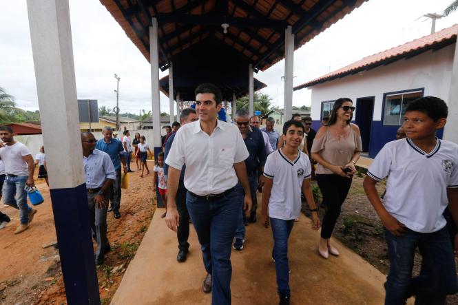 Seguindo a agenda do Governo por Todo o Pará, no oeste paraense, o governador Helder Barbalho reinaugurou, no início da tarde de sexta-feira (22), no município de Trairão, a Escola Estadual de Ensino Fundamental e Médio Deputado Everaldo Martins, que atende cerca de 950 estudantes. 

FOTO: JADER PAES / AG. PARÁ
DATA: 23.03.2019
TRAIRÃO - PARÁ <div class='credito_fotos'>Foto: JADER PAES / AGÊNCIA PA   |   <a href='/midias/2019/originais/b980c494-4d41-4302-a8c0-0a8e6040db41.jpg' download><i class='fa-solid fa-download'></i> Download</a></div>