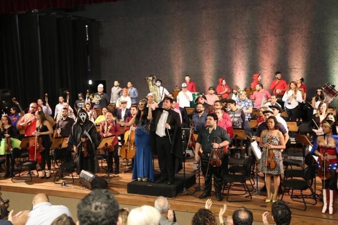 Mestre Miagui, Mulher Maravilha, o Pirata, o Marinheiro, a Morte e até os personagens da série A Casa de Papel fizeram parte do concerto da Orquestra Sinfônica do Theatro da Paz (OSTP), que aconteceu na noite desta sexta-feira (1º/03), no Liceu de Música de Bragança, no nordeste do Pará. A programação é parte integrante do projeto Preamar de Carnaval 2019, promovido pelo Governo do Estado do Pará, por meio da Secretaria de Estado de Cultura (Secult).

FOTO: ASCOM / SECULT
DATA: 04.03.2019
BRAGANÇA - PA <div class='credito_fotos'>Foto: ASCOM / SECULT   |   <a href='/midias/2019/originais/b9be881b-e94c-4818-be90-30106e0792e4.jpg' download><i class='fa-solid fa-download'></i> Download</a></div>
