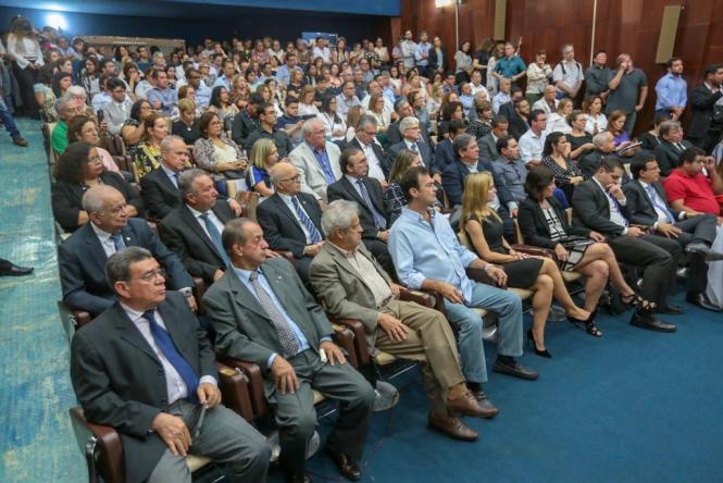 O governador Helder Barbalho deu posse (foto), hoje (02/01) ao secretário da Fazenda do Estado do Pará, René Sousa, em cerimônia realizada  no auditório do órgão central do Fisco em Belém. René de Oliveira e Sousa Júnior é mestre em Direito Público com Pós-Graduação em Economia na Universidade George Washington, de Washington, Estados Unidos.Tem graduação em Direito, Administração e Letras. Foi  auditor fiscal da Receita Estadual do Estado de Minas Gerais durante 32 anos, ingressado por concurso público, onde exerceu cargos como Subsecretário da Receita Estadual; Conselheiro no Conselho de Contribuintes do Estado de Minas Gerais e Assessor Especial do Secretário de Estado da Fazenda  de MG; superintendente da Receita Estadual; Superintendente Regional da Fazenda em Governador Valadares e Chefe da Administração Fazendária de Pouso Alegre, entre outros. Também atuou no Ministério da Fazenda, onde foi diretor de Programa na Secretaria Executiva, e Presidente da Comissão Técnica Permanente do ICMS–COTEPE. No Ministério do Desenvolvimento, Indústria e Comércio Exterior atuou como Gerente de Projeto e Secretário Executivo do Projeto “Fóruns de Competitividade”.

FOTO: MARCO SANTOS
DATA: 02.01.2019
BELÉM - PARÁ <div class='credito_fotos'>Foto: MARCO SANTOS   |   <a href='/midias/2019/originais/b9c2bff7-3435-4afc-8bc0-bdb7967190be.jpg' download><i class='fa-solid fa-download'></i> Download</a></div>