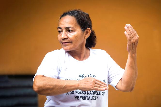 A supervisora autônoma de vendas, Maria Eunice Serra, de 63 anos, durante aulas de Tai Chi Chuan, ministradas pela professora chinesa voluntária, Yang Xiaolei, na sede do Instituto Confúcio, em parceria com a Uepa, em Belém.



FOTO: NAILANA THIELY

DATA: 22.03.2019

BELÉM-PARÁ <div class='credito_fotos'>Foto: Nailana Thiely / Ascom Uepa   |   <a href='/midias/2019/originais/b9e770c5-2023-4543-a112-41676fcb0f19.jpg' download><i class='fa-solid fa-download'></i> Download</a></div>