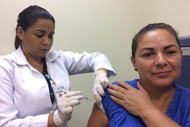 Mais de 350 colaboradores do Hospital Regional do Sudeste do Pará – Dr. Geraldo Veloso (HRSP), gerenciado pela Pró-Saúde Associação Beneficente de Assistência Social e Hospitalar, em Marabá (PA), participaram da campanha de vacinação contra a Influenza nos dias 14 e 15 de maio. 

FOTO: ASCOM / HRSP
DATA: 16.05.2019
MARABÁ - PARÁ <div class='credito_fotos'>Foto: ASCOM HRSP   |   <a href='/midias/2019/originais/b9f13915-7817-4906-8e91-f8a7c055741c.jpg' download><i class='fa-solid fa-download'></i> Download</a></div>