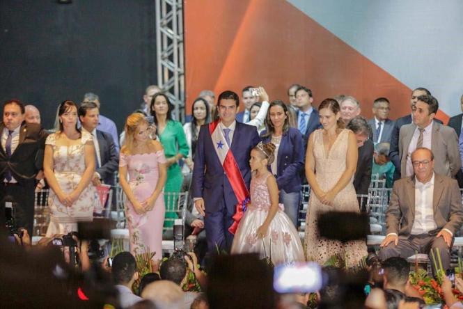 O novo Governador do Pará, Helder Barbalho (foto), participou na tarde desta terça-feira, 1° de janeiro, de ato solene na cidades de Marabá, marcando o início da sua gestão à frente do Estado do Pará.

FOTO: MARCO SANTOS
DATA: 01.01.2019
MARABÁ - PARÁ <div class='credito_fotos'>Foto: MARCO SANTOS   |   <a href='/midias/2019/originais/ba096b27-e540-4547-a248-6174036d93bd.jpg' download><i class='fa-solid fa-download'></i> Download</a></div>