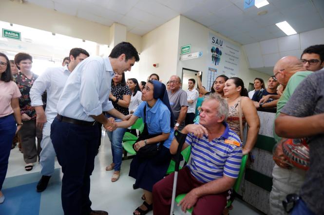 O governador do Estado, Helder Barbalho, e a primeira-dama, Daniela Barbalho, visitaram, no início da tarde desta quinta-feira (21), em Santarém, no oeste do Estado, o Hospital Regional do Baixo Amazonas, onde inauguraram, junto com o secretário de Estado de Saúde Pública, Alberto Beltrame, a primeira classe hospitalar da casa de saúde, que passa, a partir de agora, a atender os pacientes em idade escolar internados para tratamento. A visita foi acompanhada pelo secretário Regional de Governo do Baixo Amazonas, Henderson Pinto, e deputados estaduais.
FOTO: MARCO SANTOS / AGÊNCIA PARÁ
DATA: 21.03.2019
SANTARÉM - PA <div class='credito_fotos'>Foto: Marco Santos / Ag. Pará | <a href='/midias/2019/originais/ba0c9365-08e2-4bec-bb58-4f6c750d2487.jpg' download><i class='fa-solid fa-download'></i> Download</a></div>