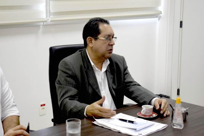 Estabelecer articulações junto às instituições estaduais para a melhoria dos Distritos Industriais do Pará é uma das prioridades definidas pela Companhia de Desenvolvimento Econômico do Pará (Codec). Com esse objetivo, o diretor de Estratégia e Relações Institucionais, Pádua Rodrigues, e o gerente Regional Belém e Área Metropolitana, Felipe Jorge Ribeiro, estiveram, na manhã desta sexta-feira (5), no Distrito de Ananindeua, para tratar de assuntos relacionados à segurança da área junto a representantes da Polícia Militar e da Associação das Empresas instaladas no local.

FOTO: ASCOM / CODEC
DATA: 05.04.2019
BELÉM - PA <div class='credito_fotos'>Foto: ASCOM / CODEC   |   <a href='/midias/2019/originais/ba13056f-3785-4926-bbcf-2666d537f4b1.jpg' download><i class='fa-solid fa-download'></i> Download</a></div>