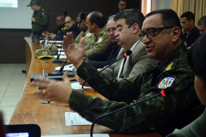 Para garantir a segurança e a tranquilidade dos torcedores do Remo e Paysandu, que jogam pelo Campeonato Paraense de Futebol (Parazão) no próximo domingo (17), foi estabelecido um esquema de ações em reunião nesta quarta-feira (13). As estratégias foram definidas entre a Secretaria de Estado de Segurança Pública e Defesa Social do Pará (Segup), órgãos da segurança estadual, municipal e Ministério Público do Estado (MPE).

FOTO: ELIELSON MODESTO / ASCOM SEGUP
DATA: 13.02.2019
BELÉM - PARÁ <div class='credito_fotos'>Foto: Elielson Modesto / Ascom Segup   |   <a href='/midias/2019/originais/ba1a53a9-fd9b-47af-8722-81e5c3a9a4d9.jpg' download><i class='fa-solid fa-download'></i> Download</a></div>