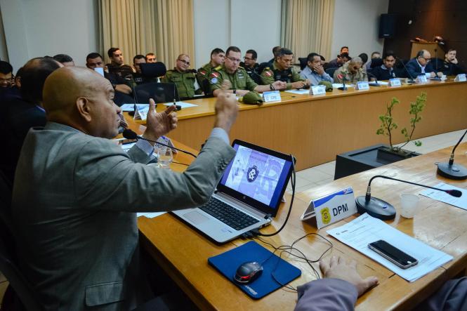 Dando continuidade com as ações do plano de segurança para eventos desportivos no Mangueirão, o Grupo de Trabalho, composto por órgãos da segurança pública integrados, Secretaria de Estado de Esporte e Lazer (Seel), Ministério Público do Estado, Federação Paraense de Futebol, Tribunal de Justiça Desportiva do Pará e representantes dos clubes de futebol, realizou nova reunião, nesta sexta-feira (5), para discutir mudanças na partida entre Remo e Bragantino, pelo Campeonato Paraense de Futebol, marcada para o próximo domingo (7).

FOTO: ASCOM / SEGUP
DATA: 05.04.2019
BELÉM - PA <div class='credito_fotos'>Foto: Elielson Modesto / Ascom Segup   |   <a href='/midias/2019/originais/ba210db8-720c-4204-8f16-220336f8d7bd.jpg' download><i class='fa-solid fa-download'></i> Download</a></div>