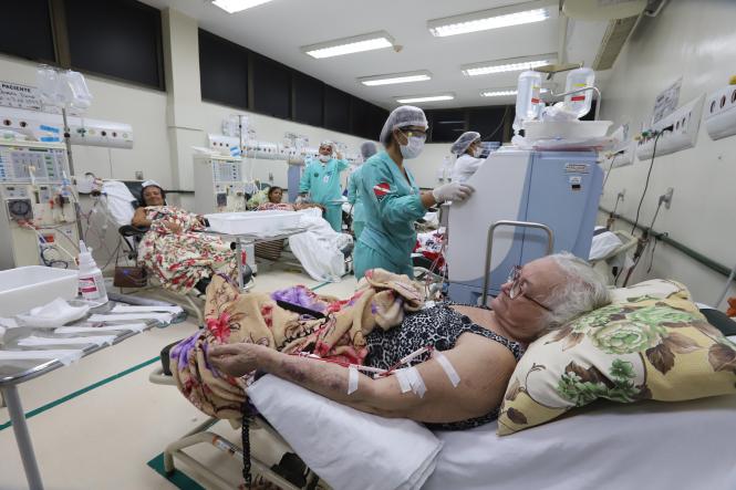 O governador do Estado, Helder Barbalho, e a primeira-dama, Daniela Barbalho, visitaram, no início da tarde desta quinta-feira (21), em Santarém, no oeste do Estado, o Hospital Regional do Baixo Amazonas, onde inauguraram, junto com o secretário de Estado de Saúde Pública, Alberto Beltrame, a primeira classe hospitalar da casa de saúde, que passa, a partir de agora, a atender os pacientes em idade escolar internados para tratamento. A visita foi acompanhada pelo secretário Regional de Governo do Baixo Amazonas, Henderson Pinto, e deputados estaduais.
FOTO: MARCO SANTOS / AGÊNCIA PARÁ
DATA: 21.03.2019
SANTARÉM - PA <div class='credito_fotos'>Foto: Marco Santos / Ag. Pará | <a href='/midias/2019/originais/ba22a2f0-21d1-4ad9-a475-85f40d4a43b6.jpg' download><i class='fa-solid fa-download'></i> Download</a></div>