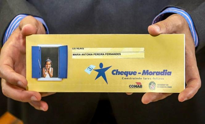 Na manhã desta terça-feira (16), o governador Helder Barbalho esteve na sede da Companhia de Habitação do Pará (Cohab), para participar, junto com o presidente do órgão, José Scaff Filho, das comemorações pelos 54 anos da instituição. Durante a programação foram entregues 54 cheques moradia e realizada a assinatura simbólica de 200 títulos de regularização fundiária.

FOTO: MARCO SANTOS / AGÊNCIA PARÁ
DATA: 16.04.2019
BELÉM - PARÁ <div class='credito_fotos'>Foto: Marco Santos / Ag. Pará   |   <a href='/midias/2019/originais/ba38a3b8-2f9a-454e-ae4a-60370701b2bb.jpg' download><i class='fa-solid fa-download'></i> Download</a></div>