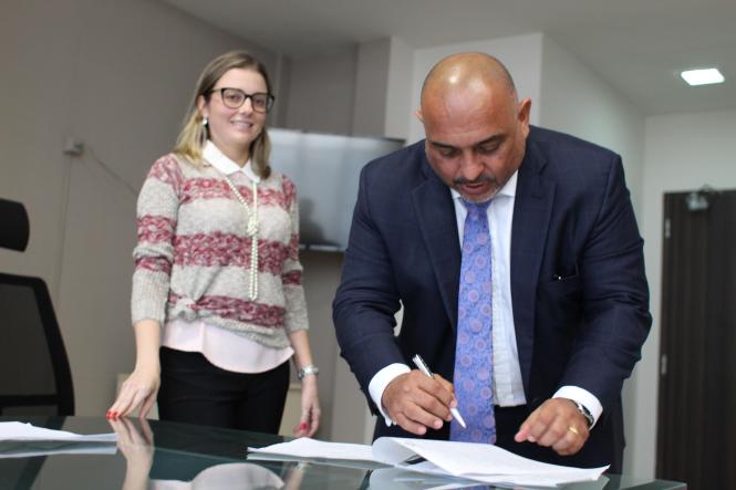 A Defensoria Pública do Estado e a Superintendência do Sistema Penitenciário do Pará firmaram, na tarde desta quinta-feira (21), um Termo de Cooperação que visa acesso aos sistemas da Susipe, para consulta de dados via Levantamento Nacional de Informações Penitenciárias (Infopen) e Sistema de Acompanhamento de Apenados (Siscap). 

FOTO: ASCOM / DEFENSORIA PÚBLICA DO PARÁ
DATA: 22.03.2019
BELÉM - PARÁ <div class='credito_fotos'>Foto: ASCOM / DEFENSORIA PÚBLICA DO PARÁ   |   <a href='/midias/2019/originais/ba6d579a-84f7-4e2a-920e-c4c727661d20.jpg' download><i class='fa-solid fa-download'></i> Download</a></div>