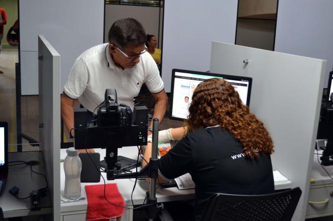 Com novas tecnologias e mais facilidades aos usuários, o Departamento de Trânsito do Estado (Detran) reiniciou o atendimento ao público na manhã desta quinta-feira, 10. O atendimento estava suspenso desde o dia 31 de dezembro para a atualização de taxas e manutenção dos sistemas e data center do órgão, com vistas ao exercício das atividades no ano de 2019.

FOTO: ASCOM DETRAN 
DATA: 10.01.2019
BELÉM - PARÁ <div class='credito_fotos'>Foto: ASCOM DETRAN   |   <a href='/midias/2019/originais/baa30df4-9fd9-4a1c-bbdf-0dbf7dda4757.jpg' download><i class='fa-solid fa-download'></i> Download</a></div>