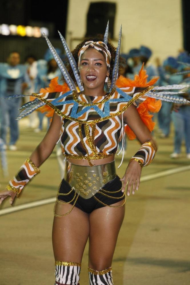 O carnaval toma conta das ruas de Belém neste final de semana, tanto nas ruas históricas da Cidade Velha como na Aldeia Amazônica Davi Miguel, com o desfile das escolas de samba. E após nove anos, o brilho do desfile organizado pela Liga das Escolas de Samba foi assistido das arquibancadas e também nos lares de milhões de famílias sintonizadas na Cultura Rede de Comunicação, que transmitiu ao vivo o desfile do Grupo Especial.

FOTO: FERNANDO ARAÚJO / AGÊNCIA PARÁ
DATA: 24.02.2019
BELÉM - PARÁ <div class='credito_fotos'>Foto: Fernando Araújo / agência Pará   |   <a href='/midias/2019/originais/baa57ee1-3e5e-4709-a31d-5d9b5da20333.jpg' download><i class='fa-solid fa-download'></i> Download</a></div>