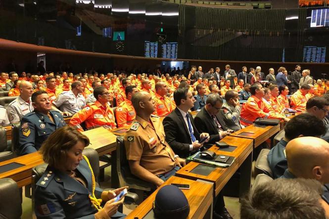 Após brava e exemplar atuação no socorro e resgate de vítimas da tragédia ocorrida em Brumadinho, em Minas Gerais, no dia 25 de janeiro, integrantes da corporação do Corpo de Bombeiros Militar do Pará (CBM-PA) foram homenageados pela Câmara dos Deputados Federais, em Brasília. A sessão solene que os prestigiou foi realizada no Plenário Ulysses Guimarães, na última quinta-feira (14).

FOTO: ASCOM / CBMPA
DATA: 16.03.2019
BRASÍLIA - DF <div class='credito_fotos'>Foto: ASCOM / CBMPA   |   <a href='/midias/2019/originais/babb1a4e-2ea3-4b87-bc7f-f08870fe52e4.jpg' download><i class='fa-solid fa-download'></i> Download</a></div>