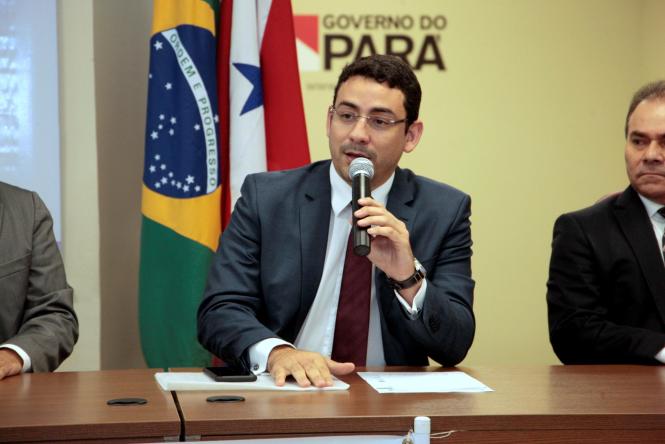 Em alusão ao Dia Nacional do Ouvidor, comemorado no último sábado (16), a Ouvidoria Geral do Estado (OGE), realizou no auditório da Casa Civil nesta segunda-feira (18), a palestra “Lei 13.460/2017 e a atuação do ouvidor na proteção e defesa dos usuários dos serviços públicos”, ministrada pelo representante da Controladoria/Ouvidoria Geral da União, Marcelo de Pádua.
Na foto ARTUR HOURT - OUVIDOR GERAL

FOTO: RICARDO AMANAJÁS / AGÊNCIA PARÁ
DATA: 18.03.2019
BELÉM - PA <div class='credito_fotos'>Foto: Ricardo Amanajás / Ag. Pará   |   <a href='/midias/2019/originais/bae00577-dcfc-4e95-a5e9-b78720b27998.jpg' download><i class='fa-solid fa-download'></i> Download</a></div>