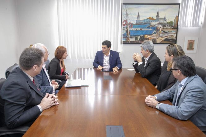 Na manhã desta quinta-feira (25), no Palácio do Governo, em Belém, o governador Helder Barbalho se reuniu com a presidente do Instituto Dialog, Liane Freire, o diretor presidente da Biotec Amazônia, José Seixas Lourenço, e com titulares e representantes das secretarias estaduais de Educação (Seduc), de Desenvolvimento (Sedeme), de Ciência e Tecnologia (Sectet) e do Banco do Estado do Pará (Banpará), quando tratou de investimentos em novas economias e o interesse em projetos que beneficiem o Pará, e a Amazônia de modo geral, a partir de duas diretrizes: “bioeconomio”, a economia da floresta, e infraestruturas sustentáveis.

FOTO: MARCO SANTOS / AGÊNCIA PARÁ
DATA: 25.04.2019
BELÉM - PARÁ <div class='credito_fotos'>Foto: Marco Santos / Ag. Pará   |   <a href='/midias/2019/originais/bb3e69cf-f9a5-4f6f-8707-c0ce8a31b805.jpg' download><i class='fa-solid fa-download'></i> Download</a></div>