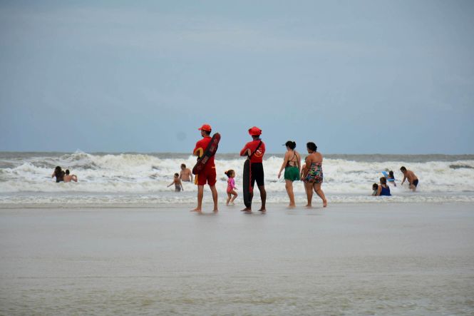 O boletim com a previsão do tempo e horário das marés para o feriado da Semana Santa, a partir de quinta-feira (18) até domingo (21), foi divulgado pela Secretaria de Estado de Meio Ambiente e Sustentabilidade (Semas) nesta quarta-feira (17). A Diretoria de Meteorologia, Hidrologia e Mudanças Climáticas e o Centro Integrado de Monitoramento Ambiental informam que a previsão é de tempo instável para a faixa norte do território paraense e chuvas mais intensas para as tardes do final de semana no nordeste e na Região Metropolitana de Belém (RMB). 

FOTO: ARQUIVO / ASCOM
DATA: 18.04.2019
BELÉM - PARÁ <div class='credito_fotos'>Foto: ARQUIVO / AG. PARÁ   |   <a href='/midias/2019/originais/bb41680d-37cd-4a0e-8675-ac2a2767b514.jpg' download><i class='fa-solid fa-download'></i> Download</a></div>