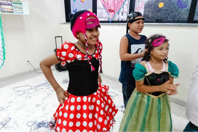 Crianças em tratamento oncológico, em Belém (PA), puderam dançar e se divertir no 3º Bailinho de Carnaval do Hospital Oncológico Infantil Octávio Lobo, que aconteceu nesta sexta-feira, 1/3, com a presença de integrantes da bateria da escola de samba Rancho Não Posso Me Amofiná. A festa aconteceu na brinquedoteca da Unidade, que é administrada pela Pró-Saúde Associação Beneficente de Assistência Social e Hospitalar, sob contrato com a Secretaria de Estado de Saúde Pública (Sespa).

FOTO: ASCOM / HPEG
DATA: 01.03.2019
BELÉM - PA <div class='credito_fotos'>Foto: ASCOM / HPEG   |   <a href='/midias/2019/originais/bb50d393-0f50-4c3d-87cf-263f8a4203dd.jpg' download><i class='fa-solid fa-download'></i> Download</a></div>