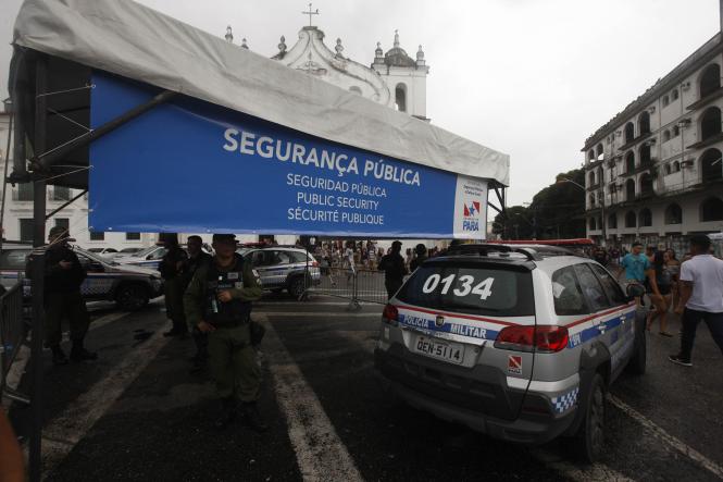 Os foliões vêm lotando as ruas da Cidade Velha ao longo dos últimos finais de semana do pré-carnaval, em Belém. Milhares de pessoas se encontram no corredor da folia na avenida Doutor Assis, local por onde passam as dezenas de blocos. Mas para que os participantes tenham momentos de entretenimento sem nenhum tipo de risco, foi montado um forte esquema de segurança para garantir a paz dos festejos.

FOTO: FERNANDO ARAÚJO / AGÊNCIA PARÁ
DATA: 10.02.2019
BELÉM - PARÁ <div class='credito_fotos'>Foto: Fernando Araújo / agência Pará   |   <a href='/midias/2019/originais/bb7a46d3-f005-45a5-ab7a-3a0ac71a9999.jpg' download><i class='fa-solid fa-download'></i> Download</a></div>