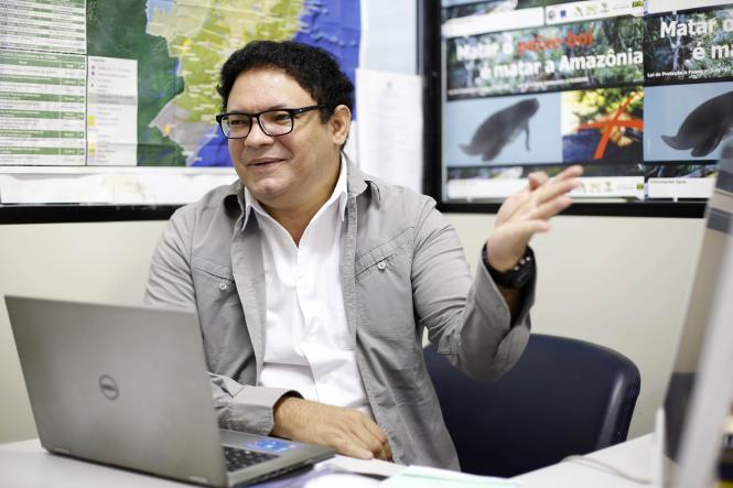 Oficinas de inverno do Centro de ciências Naturais e Tecnologia (CCNT), da Universidade do Estado do Pará (Uepa).

Na foto, professor Altem Pontes.

FOTO: NAILANA THIELY
DATA: 23.01.17
BELÉM-PARÁ <div class='credito_fotos'>Foto: Nailana Thiely / Ascom Uepa   |   <a href='/midias/2019/originais/bb94558e-0cb2-4f06-a773-423b45974cc6.jpg' download><i class='fa-solid fa-download'></i> Download</a></div>