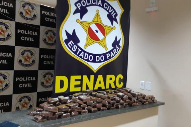 Policiais civis da Divisão Estadual de Narcóticos (Denarc) prenderam em flagrante, nesta segunda-feira (11), Oscar Lifschiitz Fernandes Santos e Waxel da Silva e Silva, por tráfico de entorpecentes. As prisões foram realizadas em bairros da área nobre da capital paraense. Com eles, drogas tipo maconha foram apreendidas. Um dos presos - Oscar Santos - foi flagrado no momento em que comercializava "brownies" (bolinhos de chocolate) recheados com maconha. As prisões foram realizadas durante a tarde, após recebimento de denúncias anônimas de que um homem estava oferecendo os produtos a estudantes de uma faculdade particular localizada no bairro do Umarizal, centro da capital.


FOTO: ASCOM / POLICIA CIVIL
DATA: 12.03.2019
BELÉM - PARÁ <div class='credito_fotos'>Foto: Ascom / Polícia Civil   |   <a href='/midias/2019/originais/bba0d195-7a09-4fe2-a2cb-612bcc2c1af9.jpg' download><i class='fa-solid fa-download'></i> Download</a></div>