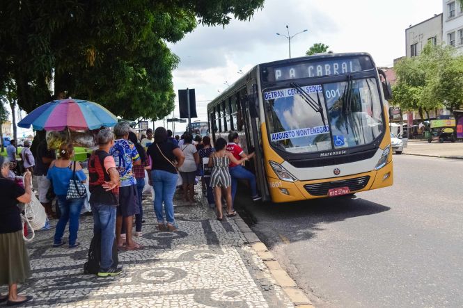 O número de registros de roubos a coletivos diminuiu em todo o Pará. Na capital, usuários do transporte público aprovam as medidas que vem sendo adotas e que refletem as reduções. No ponto de ônibus próximo a um dos cartões postais de Belém, a Praça do Relógio, é grande o fluxo de pessoas que utilizam o transporte público para se deslocarem para o trabalho, escola e demais atividades. Nas esquinas, viaturas policiais garantem a segurança e inibem não só o roubo a coletivos, mas diversos outros crimes.

FOTO: ELIELSON MODESTO / AGÊNCIA PARÁ
DATA: 14.05.2019
BELÉM - PARÁ
 <div class='credito_fotos'>Foto: Elielson Modesto / Ascom Segup   |   <a href='/midias/2019/originais/bbadce75-1656-4810-a7a0-e6535b107e1e.jpg' download><i class='fa-solid fa-download'></i> Download</a></div>