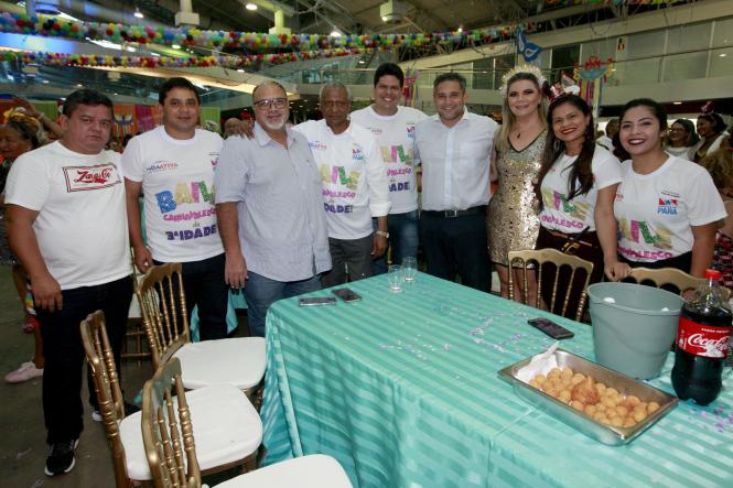 Cores, animação e muita alegria não faltaram na 19° edição do Baile Carnavalesco da Terceira Idade, realizado na quinta-feira (28), no Hangar - Centro de Convenções da Amazônia, em Belém. O evento, que é promovido pela Secretaria de Estado de Esporte e Lazer (Seel), por meio do programa Vida Ativa na Terceira Idade, reuniu cerca de quatro mil idosos de associações e entidades que atuam em ações voltadas para esse público. Uma das grandes atrações foi o concurso que escolheu a “Rainha das Rainhas” da melhor idade, o título deste ano ficou com a candidata Ângela Maria, de 64 anos.

FOTO: RICARDO AMANAJÁS / AGÊNCIA PARÁ
DATA: 28.02.2019
BELÉM - PARÁ <div class='credito_fotos'>Foto: Ricardo Amanajás / Ag. Pará   |   <a href='/midias/2019/originais/bbd3f95c-a7c4-4bd7-b943-34c9a2a5d1c8.jpg' download><i class='fa-solid fa-download'></i> Download</a></div>