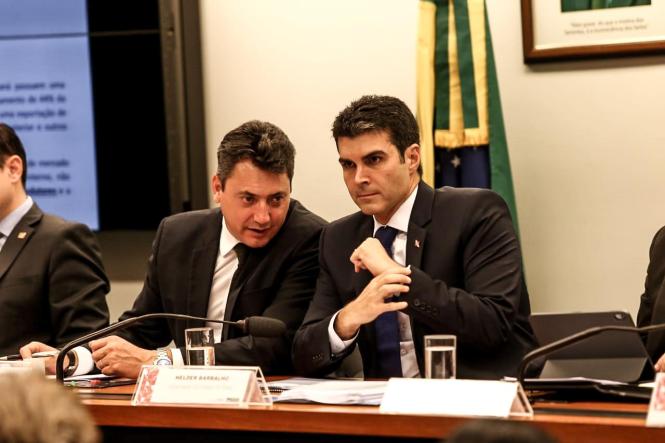 Na tarde desta terça-feira (9), o governador Helder Barbalho participa, em Brasília, de audiência pública que discutirá as “As ameaças de revogação da Lei Kandir e seus impactos para a economia brasileira." A reunião ordinária será na Comissão de Finanças e Tributação da Câmara dos Deputados. Participam do encontro ainda Renato Conchon, coordenador do núcleo econômico da CNA; Germano Stevens, diretor-geral da União Nacional dos Legisladores e Legislativos Estaduais; Rogério dos Santos Croscato, representante da Organização das Cooperativas Brasileiras.

FOTO: JAILSON SAM
DATA: 09.04.2019
BRASÍLIA - DF <div class='credito_fotos'>Foto: Jailson Sam / Divulgação   |   <a href='/midias/2019/originais/bbe18201-e34e-4b48-9392-6a9c7d12b519.jpg' download><i class='fa-solid fa-download'></i> Download</a></div>