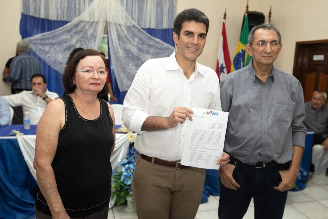 Na manhã desta terça-feira (30), o governador do Estado do Pará, Helder Barbalho, esteve no município de Ponta de Pedras, no Marajó, para participar da programação de aniversário dos 141 anos do município. Durante a visita, foi inaugurada a revitalização e ampliação do Mercado Municipal, foi assinado o convênio para a reforma e ampliação do hospital Municipal que tem o valor total de R$1.247.628,28 e o chefe do poder e executivo e outras autoridades receberam o título de cidadão Ponta Pedrense pelos serviços prestados ao município.

FOTO: MARCO SANTOS / AGÊNCIA PARÁ
DATA: 30.04.2019
PONTA DE PEDRAS - PARÁ <div class='credito_fotos'>Foto: Marco Santos / Ag. Pará   |   <a href='/midias/2019/originais/bbe5814b-054d-4c27-b44b-72b9f4fd331b.jpg' download><i class='fa-solid fa-download'></i> Download</a></div>