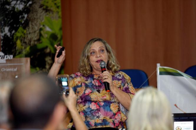 Técnicos e especialistas de instituições de pesquisas e órgãos fiscalizadores que integram o Programa Nacional de Erradicação da Mosca da Carambola participaram, na manhã desta quarta-feira (23), de uma reunião técnica no auditório da Embrapa. O objetivo do encontro era traçar um plano de ação integrado para o combate e erradicação da praga da Mosca da Carambola no Estado do Pará. Na foto, a coordenadora do Programa do Mapa, Maria Julia Godoy.

FOTO: FERNANDO ARAÚJO/AG. PARÁ
DATA: 23.01.2019
BELÉM - PÁRÁ <div class='credito_fotos'>Foto: Fernando Araújo/Ag. Pará   |   <a href='/midias/2019/originais/bbfffd5e-bbff-46ba-8945-e2f77648847a.jpg' download><i class='fa-solid fa-download'></i> Download</a></div>