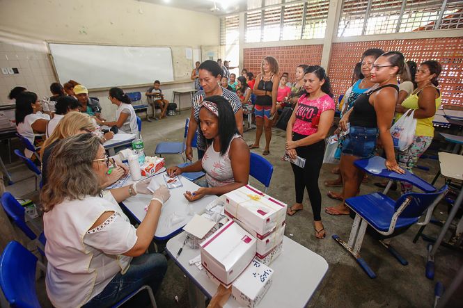 Um dos bairros mais populosos de Ananindeua, o Distrito Industrial recebeu, na manhã deste sábado (27), o Ação Cidadania, projeto promovido pelo governo do Estado, por meio da Fundação Parápaz. Os serviços nas áreas de saúde, assistência e cidadania, que caracterizam a iniciativa, foram ofertados na Escola Estadual de Ensino Fundamental e Médio Dr. Antônio Teixeira Gueiros.

FOTO: WAGNER SANTANA / AGENCIA PA
DATA: 27.04.2019
ANANINDEUA - PA <div class='credito_fotos'>Foto: Wagner Santana / Ag. Pará   |   <a href='/midias/2019/originais/bc1e842b-93e8-4645-9a18-4c3d8a41f3c0.jpg' download><i class='fa-solid fa-download'></i> Download</a></div>