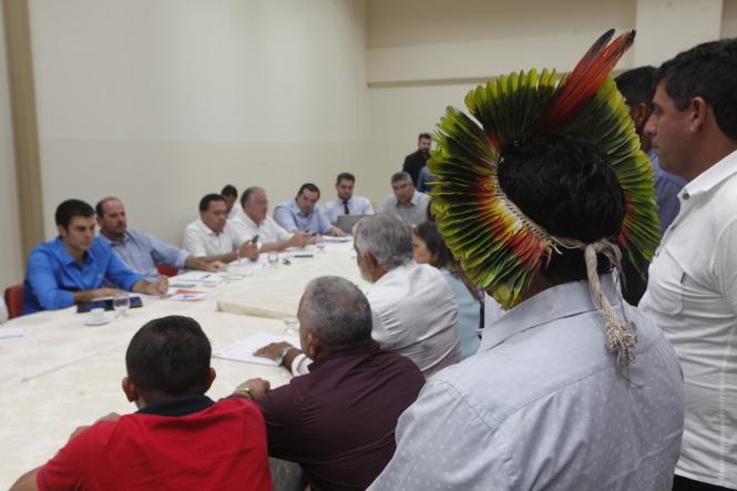 No segundo dia do Governo Por Todo o Pará, em Marabá, programa que propõe a descentralização das ações do Executivo Estadual para as diversas regiões paraenses, prefeitos de 39 municípios do sul e sudeste do Pará tiveram reuniões agendadas com a equipe de governo. Reforma e construção de escolas, asfalto, estradas vicinais, pontes e mais segurança no Estado foram as principais demandas apresentadas.

FOTO MAYCON NUNES / AGENCIA PARA
DATA 03.04.2019
MARABA - PARA <div class='credito_fotos'>Foto: Maycon Nunes / Ag. Pará   |   <a href='/midias/2019/originais/bc31fc24-18c8-4939-a8ef-f12c460bbbdb.jpg' download><i class='fa-solid fa-download'></i> Download</a></div>