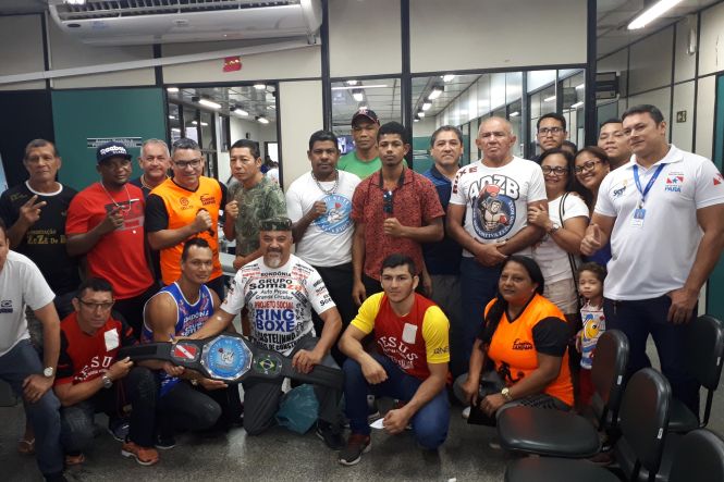 Cerca de 50 voluntários, entre lutadores de boxe, simpatizantes, familiares e amigos foram encaminhados por várias academias de Belém, por meio do projeto “Nocaute na Violência”, para doação de sangue, nesta quinta-feira (16), na sede da Fundação Centro de Hemoterapia e Hematologia do Pará (Hemopa), em Belém. O projeto existe há sete anos e foi idealizado pelo ex lutador de pugilismo e hoje treinador, José Dias Macedo Campos, 60, mais conhecido como “Zezé do Boxe”.

FOTO: DIVULGAÇÃO
DATA: 16.05.2019
BELÉM - PARÁ <div class='credito_fotos'>Foto: Divulgação   |   <a href='/midias/2019/originais/bc37af04-48cc-4991-921f-5449208baccf.jpg' download><i class='fa-solid fa-download'></i> Download</a></div>