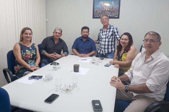 Composto pela Presidente Cleide Amorim, Diretor técnico Rosival Porcidônio, Diretor administrativo Cláudio e Assessoria de Comunicação Ana Lima, o grupo chegou em Santarém, na sexta-feira (01) e reuniu com o Secretário Regional de Governo do Oeste, Henderson pinto, sobre diversas tratativas relacionas ao órgão.

FOTO: ASCOM / EMATER
DATA: 01.03.2019
BELÉM - PA <div class='credito_fotos'>Foto: ASCOM / EMATER   |   <a href='/midias/2019/originais/bc46bc42-c0c0-4fdb-a3f8-f8c87b403bb1.jpg' download><i class='fa-solid fa-download'></i> Download</a></div>