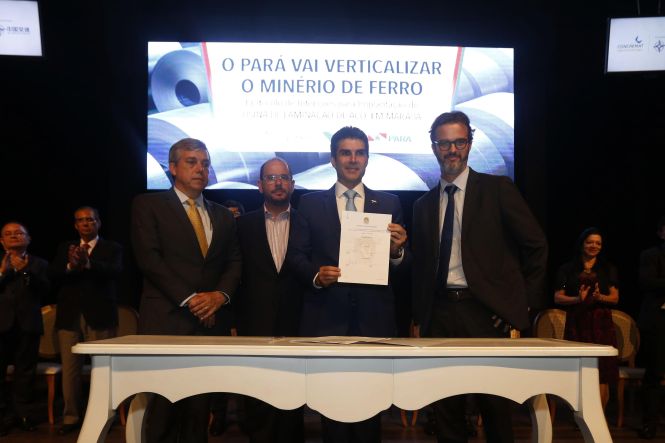 "Estamos abrindo uma janela que permite um horizonte de novos negócios para a atividade da mineração, absolutamente importante para o Estado", afirmou o governador Helder Barbalho, durante a assinatura do protocolo de intenções para implantação da primeira planta de verticalização de minério de ferro do Pará, no município de Marabá (região sudeste), na noite desta quinta-feira (23), no Teatro Maria Sylvia Nunes, na Estação das Docas, em Belém.

FOTO: MARCELO SEABRA / AGÊNCIA PARÁ
DATA: 23.05.2019
BELÉM - PARÁ <div class='credito_fotos'>Foto: Marcelo Seabra / Ag. Pará   |   <a href='/midias/2019/originais/bc527b4c-672e-4cfd-b6fc-985a1bbd8c8e.jpg' download><i class='fa-solid fa-download'></i> Download</a></div>