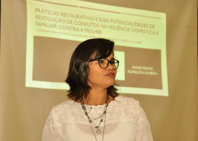 “As Formas de Violência contra a Mulher e a Lei que Protege” foi o tema da palestra que os pedagogos e analistas judiciários, Riane Freitas e Adrielson Almeida, proferiram, nesta quarta-feira (8), para as servidoras do Laboratório Central do Estado (Lacen/PA). Ambos atuam na Coordenadoria Estadual das Mulheres em Situação de Violência Doméstica e Familiar (Cevid), do Tribunal de Justiça do Estado (TJE).

NA FOTO: RIANE FREITAS

FOTO: JOSÉ PANTOJA / ASCOM SESPA
DATA: 09.05.2019
BELÉM -PARÁ <div class='credito_fotos'>Foto: José Pantoja/ Sespa   |   <a href='/midias/2019/originais/bc7df99f-05f2-4753-967b-7f3a1d044cf5.jpg' download><i class='fa-solid fa-download'></i> Download</a></div>