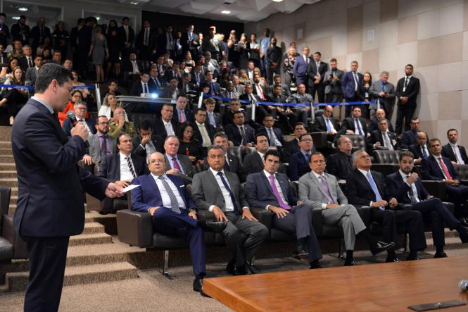 O governador Helder Barbalho teve uma extensa agenda de trabalho nesta segunda-feira (4), em Brasília (DF). Pela manhã, às 9h30, participou do lançamento do Projeto de Lei Anticrime (foto), apresentado pelo ministro da Justiça, Sérgio Moro, a governadores e secretários de Segurança de todo o país. Com Helder, estiveram na programação o secretário de Estado de Segurança Pública, Uálame Machado, e o Procurador Geral do Estado, Ricardo Sefer.

FOTO: ISAAC AMORIM
DATA: 04.02.2019
BRASÍLIA - DF <div class='credito_fotos'>Foto: Divulgação   |   <a href='/midias/2019/originais/bc981bea-dd7c-4806-825a-9a248993a656.jpg' download><i class='fa-solid fa-download'></i> Download</a></div>