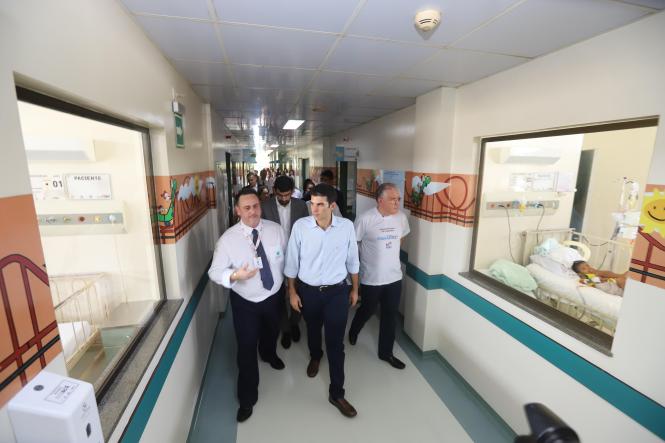 O governador do Estado, Helder Barbalho, e a primeira-dama, Daniela Barbalho, visitaram, no início da tarde desta quinta-feira (21), em Santarém, no oeste do Estado, o Hospital Regional do Baixo Amazonas, onde inauguraram, junto com o secretário de Estado de Saúde Pública, Alberto Beltrame, a primeira classe hospitalar da casa de saúde, que passa, a partir de agora, a atender os pacientes em idade escolar internados para tratamento. A visita foi acompanhada pelo secretário Regional de Governo do Baixo Amazonas, Henderson Pinto, e deputados estaduais.
FOTO: MARCO SANTOS / AGÊNCIA PARÁ
DATA: 21.03.2019
SANTARÉM - PA <div class='credito_fotos'>Foto: Marco Santos / Ag. Pará | <a href='/midias/2019/originais/bc9a7ebe-c813-4fb3-955b-2b33fa0de824.jpg' download><i class='fa-solid fa-download'></i> Download</a></div>