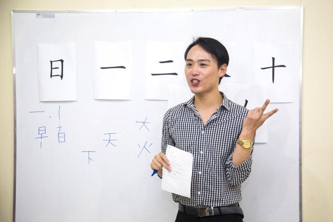 Interessados em aprender língua, cultura e costumes chineses devem ficar atentos: o Instituto Confúcio na Universidade do Estado do Para (Uepa) realizará no próximo dia 28 de fevereiro, quinta-feira, as matrículas para novos alunos. Serão destinadas 70 vagas para a comunidade externa. O curso é gratuito.

FOTO: NAILANA THIELY / ASCOM UEPA
DATA: 25.02.2019
BELÉM-PARÁ <div class='credito_fotos'>Foto: Nailana Thiely/ Ag. Pará   |   <a href='/midias/2019/originais/bcbcff47-aee8-49a3-8d45-d3feac0e6370.jpg' download><i class='fa-solid fa-download'></i> Download</a></div>