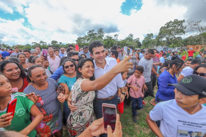 Construída por meio de um convênio firmado entre a Prefeitura e o governo do Estado, no valor de R$ 984.663,51, a Escola Estadual Magalhães Barata foi inaugurada na tarde desta quinta-feira (18), na comunidade de Ariri, zona rural de Colares, município do nordeste paraense.

FOTO: MARCO SANTOS / AGÊNCIA PARÁ
DATA: 18.04.2019
COLARES - PARÁ <div class='credito_fotos'>Foto: Marco Santos / Ag. Pará   |   <a href='/midias/2019/originais/bceb76de-d59c-4761-86dc-536053e6c163.jpg' download><i class='fa-solid fa-download'></i> Download</a></div>