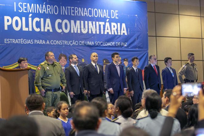 Com o objetivo de discutir as questões de segurança pública e direcioná-las para o programa de governo de Territórios de Pacificação, o Governo do Estado, por meio da Secretaria de Segurança Pública e Defesa Social do Pará (Segup), iniciou na manhã desta quinta-feira (9), o “I Seminário Internacional de Polícia Comunitária”. A programação ocorre no Hangar Centro de Convenções, em Belém.

FOTO: MARCO SANTOS / AGÊNCIA PARÁ
DATA: 09.05.2019
BELÉM - PARÁ <div class='credito_fotos'>Foto: Marco Santos / Ag. Pará   |   <a href='/midias/2019/originais/bcfcd515-7299-4a81-9c58-9255dbd1a312.jpg' download><i class='fa-solid fa-download'></i> Download</a></div>